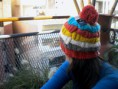 Art. 1: Gorritos rayados multicolores tejidos en lana gruesa